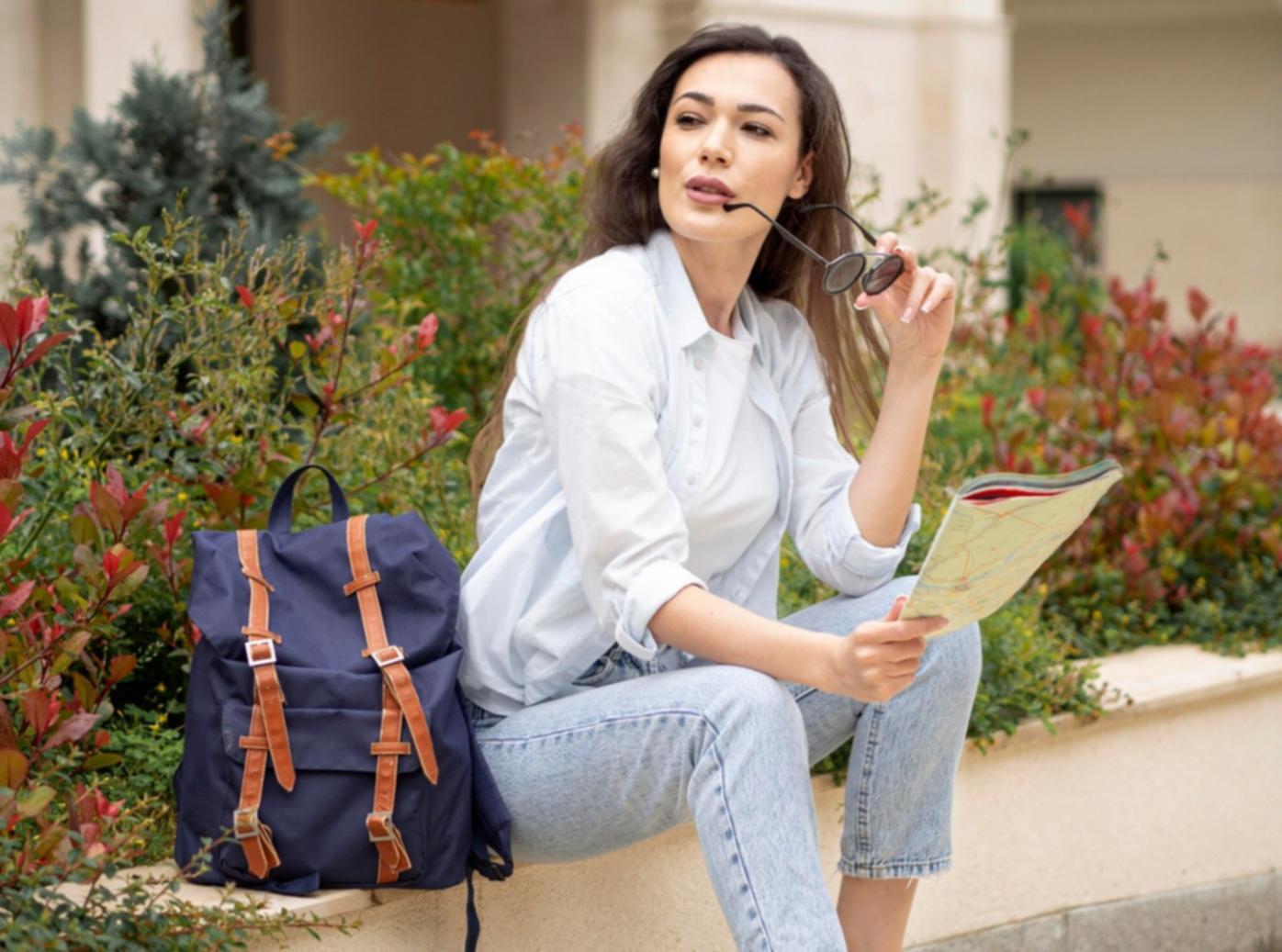 Profesional analizando datos financieros en una pantalla con gráficos de tendencias económicas